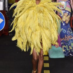 Vestido de plumas amarillas de Moschino en la Milan Fashion Week primavera/verano 2016