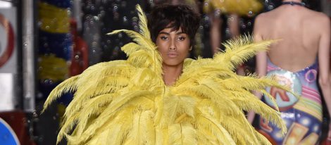 Vestido de plumas amarillas de Moschino en la Milan Fashion Week primavera/verano 2016