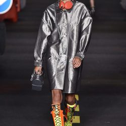 Abrigo plateado de Moschino en la Milan Fashion Week primavera/verano 2016