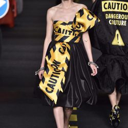 Vestido negro palabra de honor de Moschino en la Milan Fashion Week primavera/verano 2016