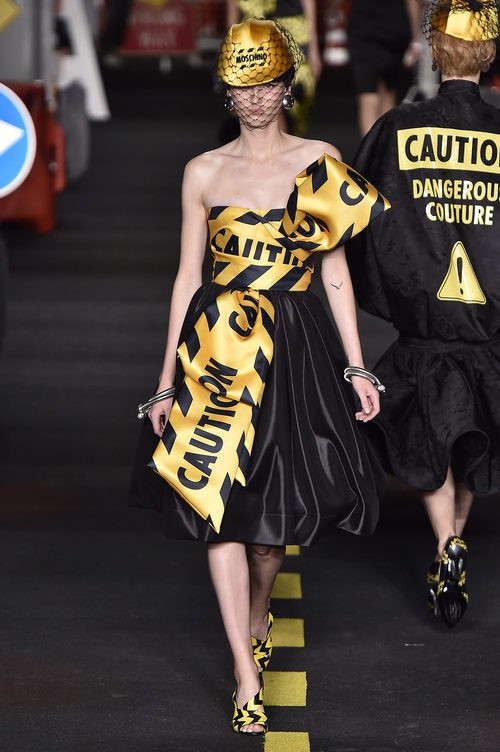 Vestido negro palabra de honor de Moschino en la Milan Fashion Week primavera/verano 2016