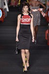 Vestido negro de Moschino en la Milan Fashion Week primavera/verano 2016
