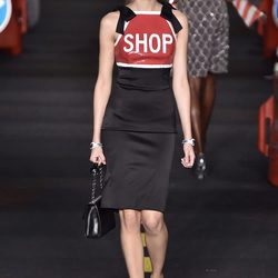 Vestido negro de Moschino en la Milan Fashion Week primavera/verano 2016