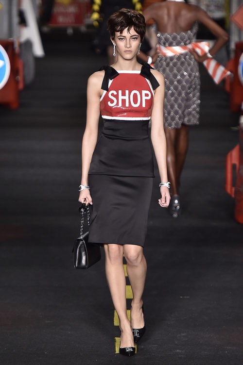 Vestido negro de Moschino en la Milan Fashion Week primavera/verano 2016
