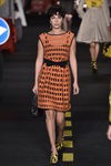Vestido naranja calado de Moschino en la Milan Fashion Week primavera/verano 2016
