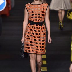 Vestido naranja calado de Moschino en la Milan Fashion Week primavera/verano 2016