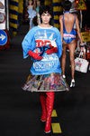 Bella Hadid desfilando con la colección de Moschino en la Milan Fashion Week primavera/verano 2016