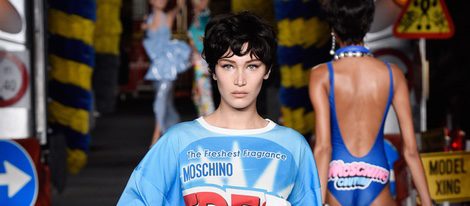 Bella Hadid desfilando con la colección de Moschino en la Milan Fashion Week primavera/verano 2016