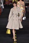 Trench beige Moschino en la Milan Fashion Week primavera/verano 2016