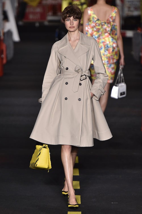 Trench beige Moschino en la Milan Fashion Week primavera/verano 2016