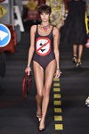 Bañador de Moschino en la Milan Fashion Week primavera/verano 2016