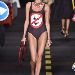 Bañador de Moschino en la Milan Fashion Week primavera/verano 2016