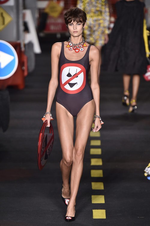 Bañador de Moschino en la Milan Fashion Week primavera/verano 2016