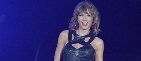 Taylor Swift con un mono de cuero en un concierto en San Diego