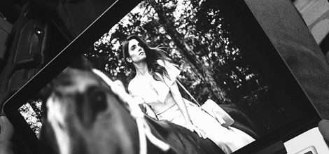 Nikki Reed luciendo uno de los bolsos de su nueva firma 