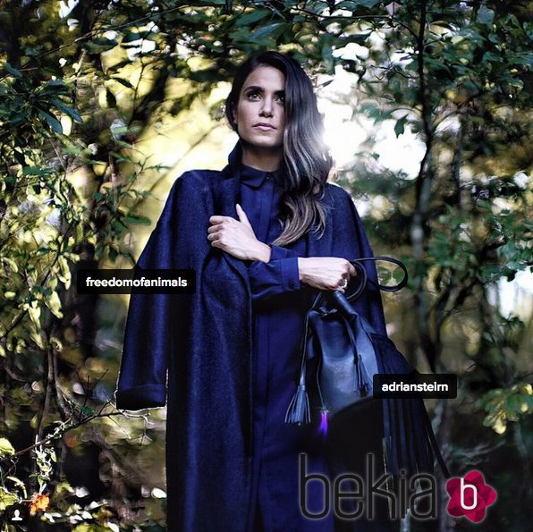 Nikki Reed luciendo bolso con flecos de su nueva firma