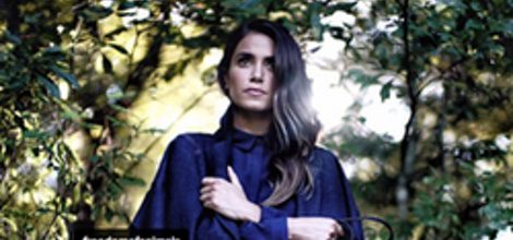 Nikki Reed luciendo bolso con flecos de su nueva firma