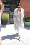 Kim Kardashian con look ajustado beige en su segundo embarazo