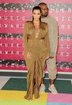 Kim Kardashian con vestido marrón largo en su segundo embarazo