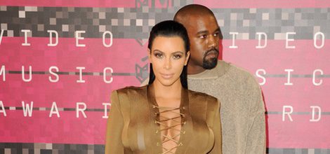Kim Kardashian con vestido marrón largo en su segundo embarazo