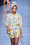 Jumpsuit amarillo y azul de la colección primavera/verano 2016 de Dolce & Gabbana en Milan Fashion Week