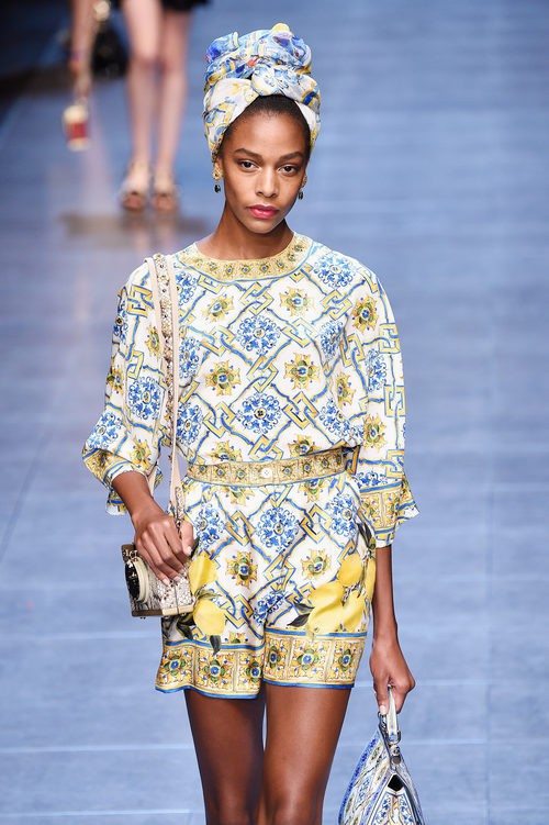 Jumpsuit amarillo y azul de la colección primavera/verano 2016 de Dolce & Gabbana en Milan Fashion Week