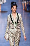 Traje de chaqueta rosa y verde de la colección primavera/verano 2016 de Dolce & Gabbana en Milan Fashion Week