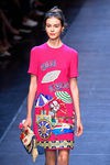 Vestido fucsia de la colección primavera/verano 2016 de Dolce & Gabbana en Milan Fashion Week