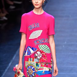 Vestido fucsia de la colección primavera/verano 2016 de Dolce & Gabbana en Milan Fashion Week
