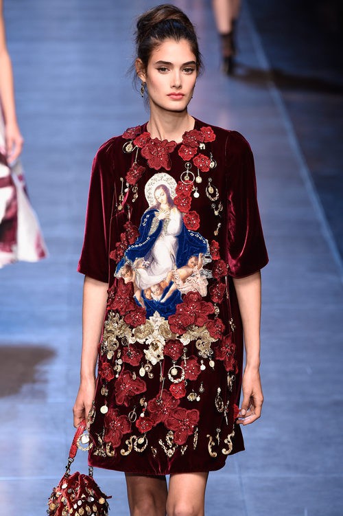 Vestido rojo y negro de la colección primavera/verano 2016 de Dolce & Gabbana en Milan Fashion Week