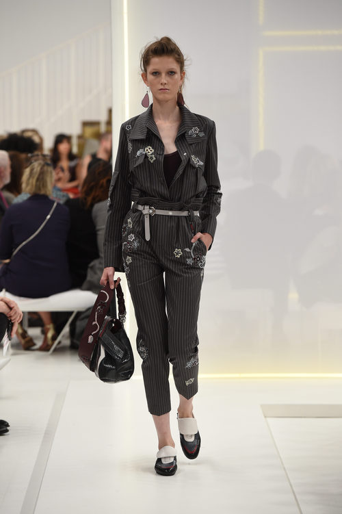 Traje de chaqueta y pantalón negro de la nueva colección primavera/verano 2016 de Tod's