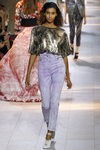 Pantalon morado y camiseta dorada de la colección primavera/verano 2016 de Roberto Cavalli en Milan Fashion Week