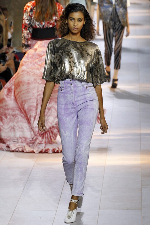 Pantalon morado y camiseta dorada de la colección primavera/verano 2016 de Roberto Cavalli en Milan Fashion Week