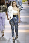 Pantalon azul y camisa con maxi lazo de la colección primavera/verano 2016 de Roberto Cavalli en Milan Fashion Week