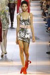 Vestido blanco y negro de la colección primavera/verano 2016 de Roberto Cavalli en Milan Fashion Week