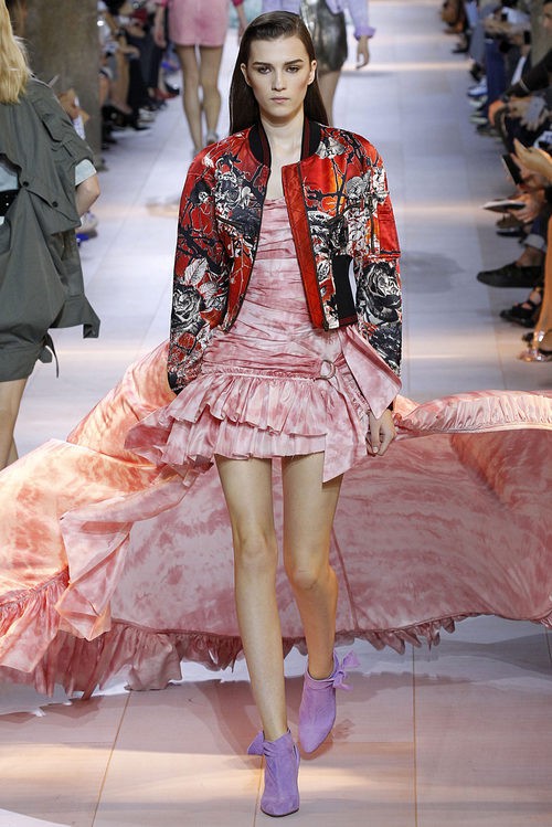 Vestido rojo y blanco de la colección primavera/verano 2016 de Roberto Cavalli en Milan Fashion Week