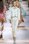 Traje de chaqueta azulado de la colección primavera/verano 2016 de Roberto Cavalli en Milan Fashion Week