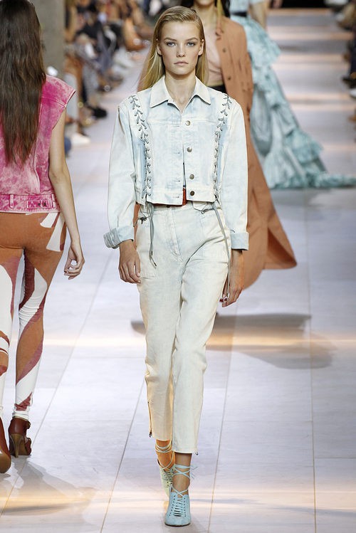Traje de chaqueta azulado de la colección primavera/verano 2016 de Roberto Cavalli en Milan Fashion Week