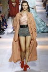 Gabardina naranja de la colección primavera/verano 2016 de Roberto Cavalli en Milan Fashion Week