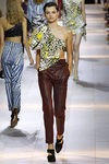 Camisa asimétrica y pantalón granate de la colección primavera/verano 2016 de Roberto Cavalli en Milan Fashion Week