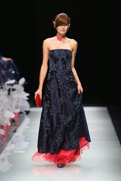 Vestido con brillantes de la colección primavera/verano 2016 de Armani en Milan Fashion Week