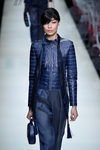 Chaqueta de cuero y pantalón de rayas de la colección primavera/verano 2016 de Armani en Milan Fashion Week