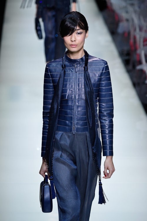 Chaqueta de cuero y pantalón de rayas de la colección primavera/verano 2016 de Armani en Milan Fashion Week