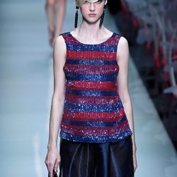 Camisa con brillantes y falda amplia de la colección primavera/verano 2016 de Armani en Milan Fashion Week