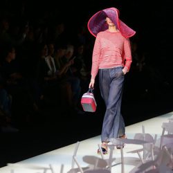 Camiseta de rayas y pantalón pata de elefante de la colección primavera/verano 2016 de Armani en Milan Fashion Week