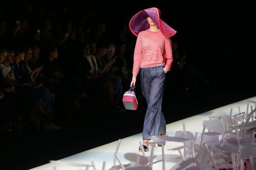 Camiseta de rayas y pantalón pata de elefante de la colección primavera/verano 2016 de Armani en Milan Fashion Week