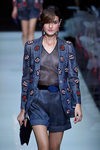 Chaqueta con motivos florales y jumpsuit de rayas de la colección primavera/verano 2016 de Armani en Milan Fashion Week