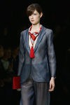 Traje de chaqueta a rayas de la colección primavera/verano 2016 de Armani en Milan Fashion Week