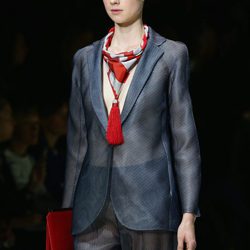 Traje de chaqueta a rayas de la colección primavera/verano 2016 de Armani en Milan Fashion Week