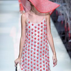 Vestido de lentejuelas de la colección primavera/verano 2016 de Armani en Milan Fashion Week